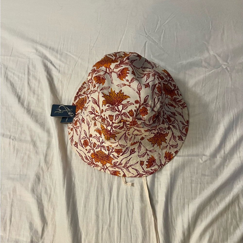 Bucket hat with drawstrings